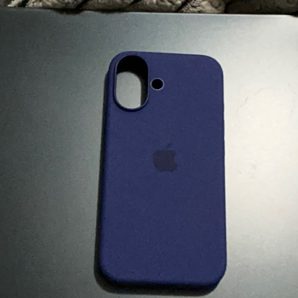 Apple Deep Blue Silicone iPhone 16 Case